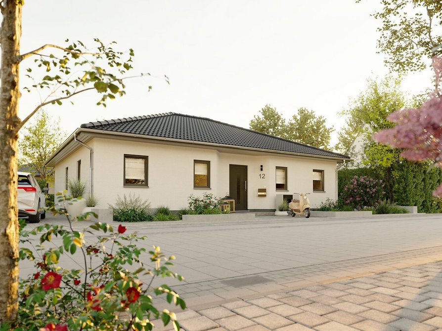 Winkelbungalow 108 – elegante Straßenansicht mit barrierearmem Zugang Winkelbungalow 108 mit hellem Fassadenputz, anthrazitfarbenem Walmdach und barrierearmem Hauseingang in gepflegtem Wohnumfeld.