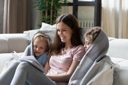 Haus-Familie-Wohnen-Serie-3-17 Mutter ließt mit Sohn und Tochter