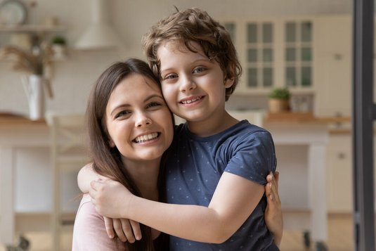 Haus-Familie-Wohnen-Serie-3-15 Mutter mit Sohn