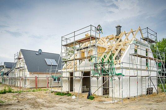 massiv-bauen-baustelle-haus-rohbau-01 Massiv gebautes Haus