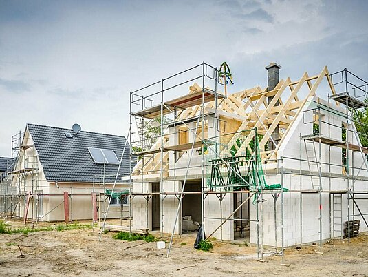 massiv-bauen-baustelle-haus-rohbau-01