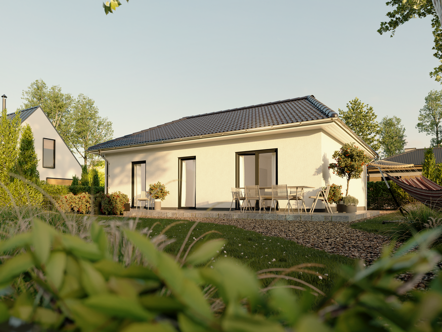 Bungalow 78 mit heller Putzfassade und Gartenterrasse Bungalow 78 in heller Putzoptik mit einladender Terrasse und gepflegtem Garten, fotografiert bei Sonnenschein aus Gartenperspektive.