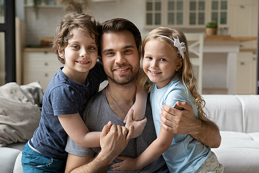 Haus-Familie-Wohnen-Serie-3-10 Glückliche Familie in ihrem Wohnzimmer