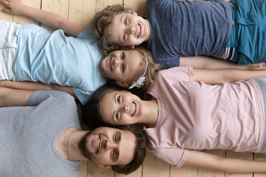Haus-Familie-Wohnen-Serie-3-3 Familie liegt Kopf-an-Kopf auf Boden