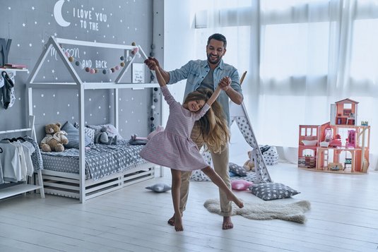 Haus-Vater-Tochter-Wohnen-Serie-4-2 Vater und Tochter tanzen glücklich im neuen Haus.