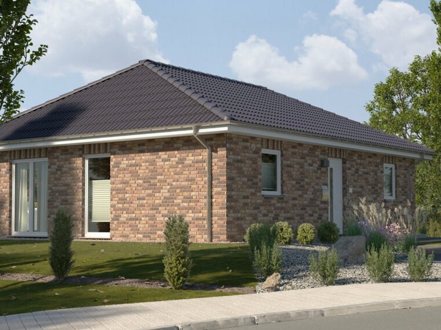 Der Bungalow 92 in der Variante Klinker Nr. 4 mit Blick von der Straße auf den Eingangsbereich mit Vorgarten und Seitenansicht mit bodentiefen Fenstern für ein helles und offenes Haus