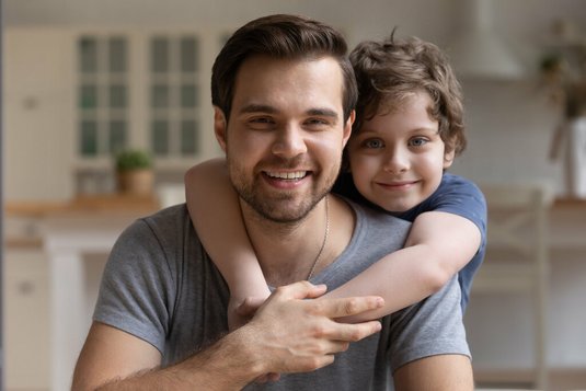 Haus-Familie-Wohnen-Serie-3-6 Vater mit Kind